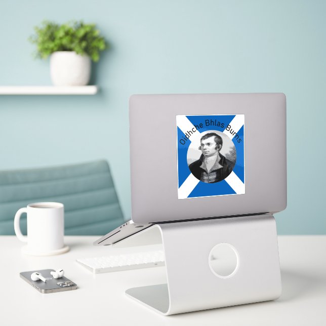 Adesivo Robbie Burns - Em Noite Cinzenta de Burns (Laptop na mesa)