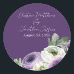 Adesivo Romântica Ranunculus de Aquarela em Púrpura Escura<br><div class="desc">Estas etiquetas românticas de autocolante floral apresentam um elegante fundo roxo escuro com flores brancas e roxas ranunculus de cor aquosa. Um delicado buquê de ranúnculo e verde é ilustrado na parte inferior direita. Os nomes das amostras de um novo casal e a data do casamento são impressos na parte...</div>