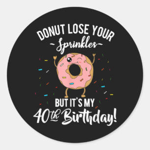 Adesivo Rosa Bolinho Engraçado Aniversário de 40 Anos Faze