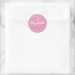 Adesivo Rosa Feita com obrigado Personalizado de Amor<br><div class="desc">Com amigos começando padarias e pequenos negócios eles precisaram de adesivos para selar suas embalagens e produtos cozidos. Este Sticker é uma solução simples para manter as coisas pessoais e modernas. Modelo fácil de usar que você pode personalizar. Rosa e branco num adesivo redondo com corações brancos, texto curvando para...</div>