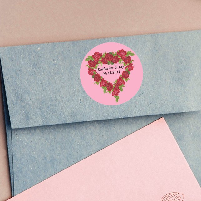 Adesivo Rosas vermelhas de Coração (Heart shaped wreath of red roses leaves for Valentines, or Wedding on pink round stickers.)