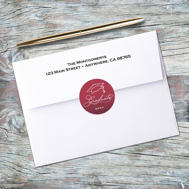 Adesivo Roteiro de Formatura Selo de Envelope Carmesim (Graduation script and grad hat on crimson red envelope seals)