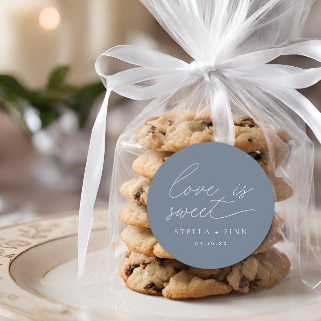 Adesivo Roteiro Moderno Amor é Doce Casamento (Modern Script Love Is Sweet Wedding Classic Round Sticker)