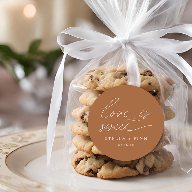 Adesivo Roteiro Moderno Casamento Amor é Doce (Modern Script Love Is Sweet Wedding Classic Round Sticker)