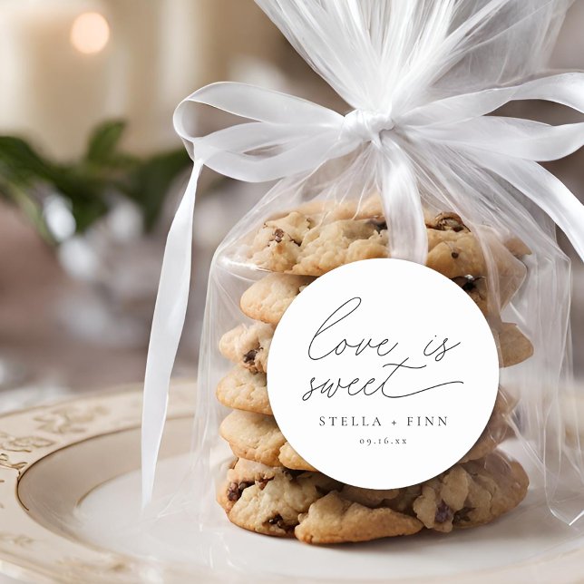 Adesivo Roteiro Moderno Casamento Amor é Doce (Modern Script Love Is Sweet Wedding Classic Round Sticker)