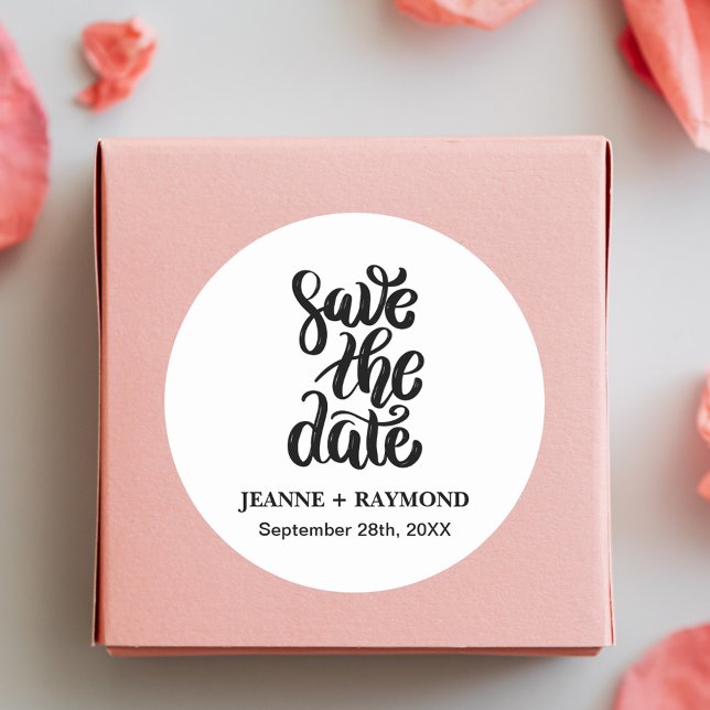 Adesivo Roteiro Simples e Elegante para Casamento Save The (Elegant script boho sticker adds timeless charm to wedding save the date invitations.)