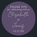 Adesivo Rótulo de Agradecimento de Casamento em Script Ele<br><div class="desc">Este rótulo de agradecimento de casamento em script elegante minimalista roxo pode ser personalizado com suas informações em tipografia chic. Projetado por Thisisnotme©</div>
