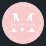 Adesivo Rótulo de Endereço de Retorno Circular Rosa do Mon<br><div class="desc">Personalize com seu Monograma. Etiqueta de Endereço de Retorno Circular Branco e rosa claro. Todo texto é personalizável. Por favor,  entre em contato comigo com quaisquer perguntas ou solicitações especiais.</div>