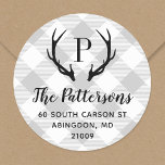 Adesivo Rótulo de Endereço de Retorno do Monograma Russo A<br><div class="desc">Etiquetas de endereço redondo personalizadas personalizadas com o monograma e o endereço da sua família. Esta design rusticidade moderna mostra seu monograma inicial com veados em uma cinza e um fundo de verificação de búfalos brancos. Use as ferramentas de design para alterar a cor e as fontes do plano de...</div>