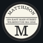 Adesivo Rótulo de Endereço Redondo Pessoal do Monograma Mo<br><div class="desc">Um design moderno em um adesivo redondo faz uma declaração contemporânea em suas cartas e cartas. Personalizado com seu nome no texto arquivado acima e com seu solteiro inicial abaixo,  o endereço no meio é delimitado por duas linhas de hetero. Perfeito para casa ou negócios.</div>
