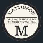 Adesivo Rótulo de Endereço Redondo Pessoal do Monograma Mo<br><div class="desc">Um design moderno em um adesivo redondo faz uma declaração contemporânea em suas cartas e cartas. Personalizado com seu nome no texto arquivado acima e com seu solteiro inicial abaixo,  o endereço no meio é delimitado por duas linhas de hetero. Perfeito para casa ou negócios.</div>