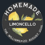 Adesivo Rótulos Limoncello, Homemade Italiano Moderno e Pe<br><div class="desc">As etiquetas modernas de garrafas de limoncello caseiras são uma etiqueta personalizada perfeita para os seus favores de casamentos de limoncello italianos com um tema de citros de verão e uma vibe riviera italiana. Eles apresentam um galho de limão a aquarelas, limões e ramos verdes e um rótulo personalizado para...</div>