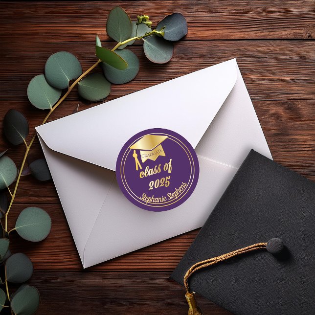 Adesivo Roxo Elegante | Graduação do Boné Dourado 2023 (Elegant Purple and Gold Tone Grad Cap Graduation Class of 2025 Classic Round Stickers)