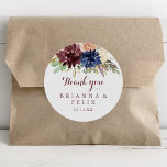 Adesivo Rustic Dourada Deixa Floral Obrigado Pelo Favor Do<br><div class="desc">Este ouro rústico deixa obrigado floral... que o teu casamento a favor de um adesivo redondo clássico é perfeito para um casamento moderno. A design apresenta uma aquarela desenhada à mão, roxa, marinho, pincel, burgundy, flores de marinho, folhas verdes e douradas. Faça com que a etiqueta do adesivo seja sua,...</div>