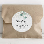 Adesivo Rustic Dourada Floral Obrigado Favor De Casamento<br><div class="desc">Este obrigado floral de ouro rústico que você fez para o casamento... O adesivo redondo clássico é perfeito para um casamento simples. Este design artístico apresenta folhagem verde de ouro desenhado à mão e cor d'água eucalipto, inspiradora beleza natural. Faça com que a etiqueta do adesivo seja sua, incluindo seus...</div>