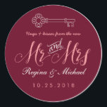 Adesivo Rustic Key Script Mr. Wedding Favor Sticker<br><div class="desc">Vinheta de design de casamento clássico e rústico. Decorado com a chave vintage e a letra do script de caligrafia manual de letras. Perfeito para o casamento, festa de noivado, chá de panela, comemoração de aniversário ou qualquer ocasião especial. Você pode personalizar a cor do plano de fundo para ajustado...</div>