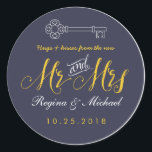 Adesivo Rustic Key Script Sr. e Sra. Wedding Favor Sticker<br><div class="desc">Vinheta de design de casamento clássico e rústico. Decorado com a chave vintage e a letra do script de caligrafia manual de letras. Perfeito para o casamento, festa de noivado, chá de panela, comemoração de aniversário ou qualquer ocasião especial. Você pode personalizar a cor do plano de fundo para ajustado...</div>
