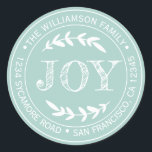 Adesivo Rustic Modern Christmas Joy Return Address Blue<br><div class="desc">O adesivo de endereço redondo da família natalícia com seu nome e endereço na tipografia na moda branca apresenta o texto JOY em tipografia manuscrita com um toque na moda de folhagem rústica em um fundo azul pastel. Basta adicionar seu nome e endereço. Desenvolvido exclusivamente para você pelo Happy Dolphin...</div>