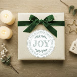 Adesivo Rustic Modern Christmas Joy Return Address Green<br><div class="desc">O adesivo de endereço redondo da família natalícia com seu nome e endereço na pografia empoeirada de na moda verde apresenta o texto JOY na tipografia manuscrita com um toque na moda de folhagem rústica. Basta adicionar seu nome e endereço. Desenvolvido exclusivamente para você pelo Happy Dolphin Studio. Se precisar...</div>
