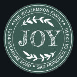 Adesivo Rustic Modern Christmas Joy Return Address Green<br><div class="desc">O adesivo de endereço redondo da família natalícia com seu nome e endereço na tipografia na moda branca apresenta o texto JOY em tipografia manuscrita com um toque na moda de folhagem rústica em um fundo verde escuro. Basta adicionar seu nome e endereço. Desenvolvido exclusivamente para você pelo Happy Dolphin...</div>