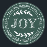 Adesivo Rustic Modern Christmas Joy Return Address Green<br><div class="desc">O adesivo de endereço redondo da família natalícia com seu nome e endereço na tipografia na moda branca apresenta o texto JOY em tipografia manuscrita com um toque na moda de folhagem rústica em um fundo verde escuro. Basta adicionar seu nome e endereço. Desenvolvido exclusivamente para você pelo Happy Dolphin...</div>