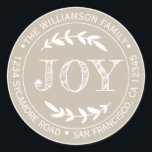 Adesivo Rustic Modern Christmas Joy Return Cinza<br><div class="desc">O adesivo de endereço redondo da família natalícia com seu nome e endereço na tipografia na moda branca apresenta o texto JOY em tipografia manuscrita com um toque na moda de folhagem rústica em um fundo de cinza shiitake. Basta adicionar seu nome e endereço. Desenvolvido exclusivamente para você pelo Happy...</div>