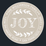Adesivo Rustic Modern Christmas Joy Return Cinza<br><div class="desc">O adesivo de endereço redondo da família natalícia com seu nome e endereço na tipografia na moda branca apresenta o texto JOY em tipografia manuscrita com um toque na moda de folhagem rústica em um fundo de cinza shiitake. Basta adicionar seu nome e endereço. Desenvolvido exclusivamente para você pelo Happy...</div>