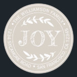 Adesivo Rustic Modern Christmas Joy Return Cinza<br><div class="desc">O adesivo de endereço redondo da família natalícia com seu nome e endereço na tipografia na moda branca apresenta o texto JOY em tipografia escrita à mão com um toque de na moda de folhagem rústica em uma cinza de praia de seixo. Basta adicionar seu nome e endereço. Desenvolvido exclusivamente...</div>