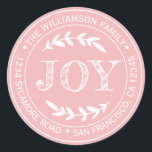 Adesivo Rustic Modern Christmas Joy Return Endereço Rosa<br><div class="desc">O adesivo de endereço redondo da família natalícia com seu nome e endereço em tipografia na moda branca apresenta o texto JOY em tipografia manuscrita com um toque na moda de folhagem rústica em um fundo cor-de-rosa. Basta adicionar seu nome e endereço. Desenvolvido exclusivamente para você pelo Happy Dolphin Studio....</div>