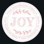 Adesivo Rustic Modern Christmas Joy Return Endereço Rosa<br><div class="desc">O adesivo de endereço de volta redondo da família natalícia com seu nome e endereço na tipografia na moda cor-de-rosa rosa apresenta o texto JOY na tipografia escrita à mão com um toque na moda de folhagem rústica. Basta adicionar seu nome e endereço. Desenvolvido exclusivamente para você pelo Happy Dolphin...</div>