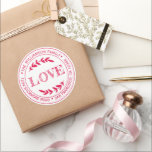 Adesivo Rustic Modern Christmas Return Address Red<br><div class="desc">O adesivo de endereço redondo da família natalícia com seu nome e endereço na tipografia de na moda de tinta vermelha apresenta o texto LOVE na tipografia escrita à mão com um toque de na moda da folhagem rústica. Basta adicionar seu nome e endereço. Desenvolvido exclusivamente para você pelo Happy...</div>