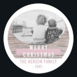 Adesivo Rustic Wood Pink Felry Christmas Family Photo<br><div class="desc">Rustic Wood Pink Feliz Vinheta De Foto Da Família De Natal. Vinheta de férias moderna e rústica com fundo de madeira. Adicione sua foto e seu texto.</div>