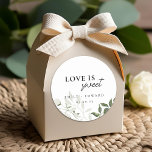 Adesivo Sage Green e White Floral Love é doce casamento<br><div class="desc">Etiquetas e etiquetas personalizadas de favoritos de casamento que incluem o "amor é doce",  um sábio elegante moderno verde e design floral branco.</div>
