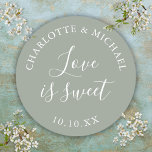 Adesivo Sage Green Love É Um Bonito Favor De Casamento<br><div class="desc">Sage Green casamento favorita o amor é um doce adesivo redondo clássico. Projetado por Thisnotme©</div>