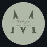 Adesivo Sage Green Monogramas Favor do Casamento Obrigado<br><div class="desc">Obrigado de casamento do monograma verde moderno,  personalizado,  que você cola com o guião moderno. Personalizar facilmente online. Itens correspondentes disponíveis para complementar estas etiquetas de casamento elegantes de monograma.</div>
