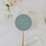 Adesivo Sage Green | Vinheta redonda clássica de boas-vind<br><div class="desc">Este sábio verde | o adesivo clássico redondo de boas-vindas do casamento é perfeito para o seu clássico casamento verde moderno minimalista neutro. O design apresenta a fonte básica mínima contemporânea e a delicada caligrafia formal do chic. Está certo de completar sua queda de conto de fadas pastel, verão, primavera...</div>
