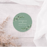 Adesivo Sage verde eucalyptus foliage favor do casamento<br><div class="desc">Belo e delicado eucalipto foliage favorece o design. Coleção moderna e elegante sobre a tendência verde-sábio,  preto,  azul-marinho e branco-na moda,  da rústica contemporânea. Ideal para primavera,  verão,  outono,  outono ou casamentos no inverno.</div>