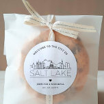 Adesivo Salt Lake Skyline | Favor de Boas-vindas<br><div class="desc">Melhore seus pacotes de boas-vindas do casamento ou favoritos para festas de eventos com um conjunto personalizado de adesivos de boas-vindas! Estes elegantes e mínimos autocolantes são adaptados para um casamento que acontece na bela cidade de Salt Lake, Utah. Eles apresentam um horizonte moderno de deco com o nome da...</div>