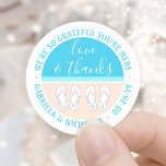 Adesivo Sandals Praia Monogramas Amor e Obrigados<br><div class="desc">Adicione um toque de final chic aos favores de casamento do tema da praia e agradeça suas notas com adesivos personalizados únicos de "obrigados e amor". Todo o texto neste modelo é simples de personalizar ou excluir. Mude o texto curvo para fazer etiquetas de endereço de volta redonda. para o...</div>