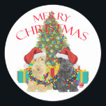 Adesivo Santas Helpers<br><div class="desc">Wheaten e Black Scottish Terrier têm ajudado a decorar a Árvore de Natal e a resolver os presentes! Venha visitar Maggie Ross Scotties Compro para ver isso e muitos mais designs sazonais criados do meu trabalho artístico original. Personalize se desejar, usando nossa ferramenta de texto fácil. Mude as cores de...</div>