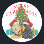 Adesivo Santas Helpers<br><div class="desc">Wheaten e Black Scottish Terrier têm ajudado a decorar a Árvore de Natal e a resolver os presentes! Venha visitar Maggie Ross Scotties Compro para ver isso e muitos mais designs sazonais criados do meu trabalho artístico original. Personalize se desejar, usando nossa ferramenta de texto fácil. Mude as cores de...</div>