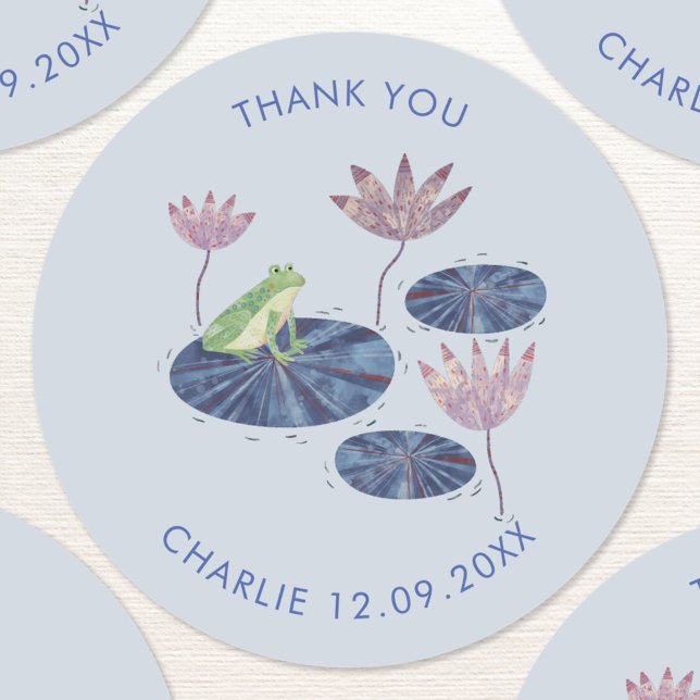 Adesivo Sapo em um Lily Pond Cute Obrigado (Cute frog themed personalized party thank you sticker)