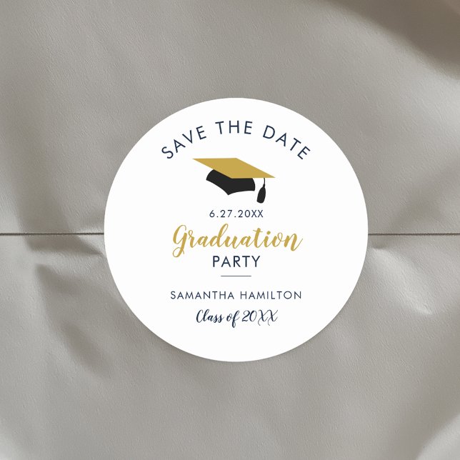 Adesivo Script do Formando 2024 Salvar a Parte de Formando (Graduation Save the Date White Classic Round Sticker)