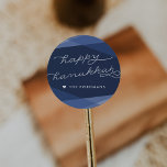 Adesivo Script Geo do marinho | Feliz Hanukkah<br><div class="desc">Fale seus cartões,  presentes e convites de Hanukkah com esses adesivos elegantes e modernos em azul rico e marinho. A sobreposição de formas geométricas em tons de azul gradiente fornece o cenário perfeito para "Feliz Chanucá" na tipografia moderna e escrita manual.</div>