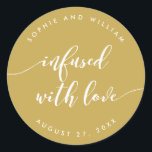 Adesivo Script Infundido com Casamento de Cores Editáveis<br><div class="desc">Vinheta de casamento com as palavras "Infusor with Love" em um texto cursivo relaxado em branco contra uma cor de fundo editável (clique em personalizar para acessar). Personalize-o substituindo o texto do marcador de posição. Para obter mais opções, como alterar a fonte e seu tamanho/cor, expanda a curva/contrato ou o...</div>