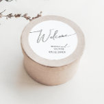 Adesivo Script Minimalista Whimsical | Boas-vindas<br><div class="desc">Este guião minimalista | o adesivo clássico redondo de boas-vindas do casamento é perfeito para o seu casamento clássico, simples, preto e branco, mínimo e moderno. A design apresenta uma caligrafia elegante, delicada e romântica escrita à mão com tipografia formal do chique. O olhar vai correr bem em qualquer época...</div>