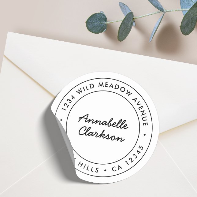 Adesivo Script Moderno Minimalista | Endereço de retorno d (A stylish white envelope seal perfect for weddings, business, or everyday mail)
