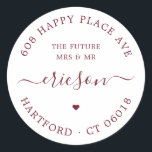 Adesivo Script Moderno O Futuro Casamento De Endereço De R<br><div class="desc">Etiquetas de endereço simples, elegantes e redondas para o casamento ou para devolução de noivado em vermelho enterrado com o texto "A futura Sra. e Sr.", o endereço de retorno dos casais em uma fonte na moda-serif, o nome da família em um tipo de caligrafia moderno com espirais e um...</div>