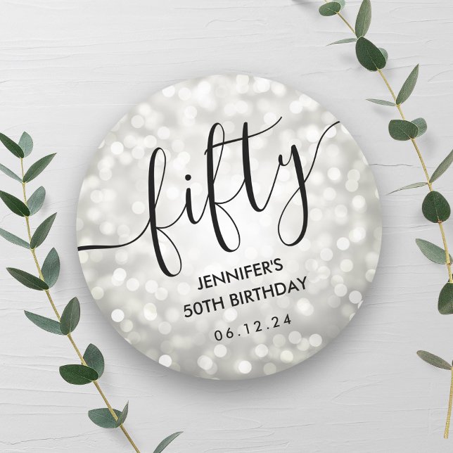 Adesivo Script Silver Glitter Luzes 50º Aniversário (Script Silver Glitter Lights 50th Birthday Classic Round Sticker)