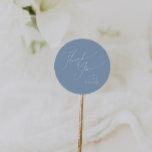 Adesivo Script Whimsical | Blue Obrigado Favor de Casament<br><div class="desc">Apresentando nossa impressionante escrita caprichosa obrigado azul, você favorece o adesivo redondo clássico perfeito para sua simples celebração do primavera boho. Nosso elegante design inclui uma paleta de cores vibrante brilhante e pastel com um script de caligrafia quic vintage. Quer você prefira um estilo minimalista ou clássico, nosso produto editável...</div>